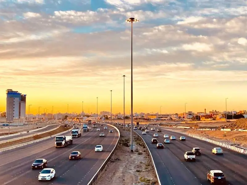   تحويلة مرورية جديدة على طريق الثمامة في الرياض 